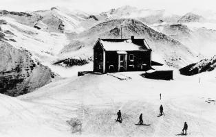 Skitourengeher vor dem Naturfreundehaus Padasterjoch.