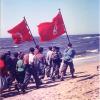 Rote Fahnen am Strand