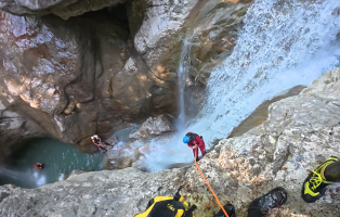 Canyoning - beim Abseilen NaturFreunde beim Canyoning