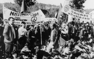 Foto: Saarländische NaturFreunde bei der großen Menschenkette im Jahr 1984 von Stuttgart nach Neu-Ulm gegen die Nachrüstung in den NATO-Mitgliedsstaaten.