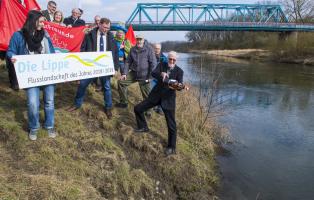 Wasserübergabe von Flusslandschaft zu Flusslandschaft: Dieter Neumann (ganz rechts), Landesvorsitzender der NaturFreunde Schleswig-Holstein, gießt Wasser aus der Trave in die Lippe. Die Trave war die "Flusslandschaft des Jahres 2016/2017". Mit dieser traditionellen Wasserübergabe wird der Titel, den die NaturFreunde Deutschlands und der Deutsche Angelfischerverband e.V.(DAFV e.V.) vergeben, an den nächsten Träger weitergereicht. 