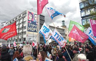 NaturFreunde auf der TTIP-Demo in Hannover